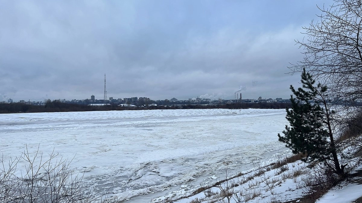 Главная картинка новости: Весенний лед тает: кировчан предупреждают об опасности