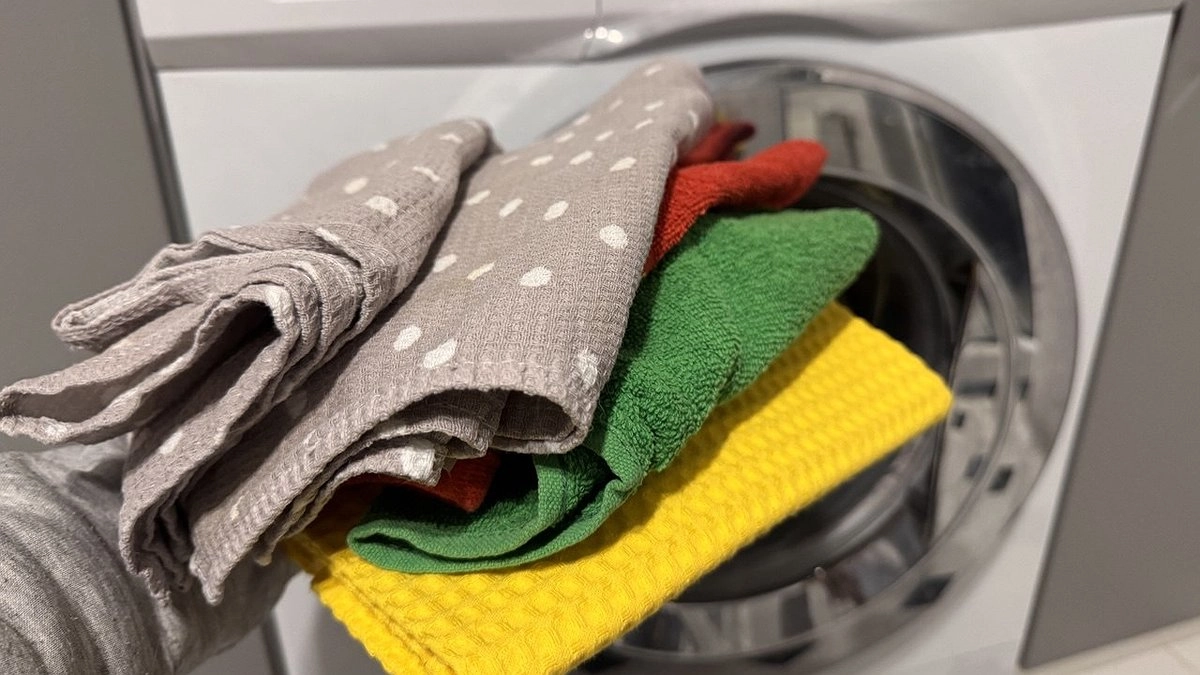 Главная картинка новости: Кухонные полотенца не кипячу уже много лет: 2 ложки в таз – и даже 10-летняя "тряпка" станет как новенькая