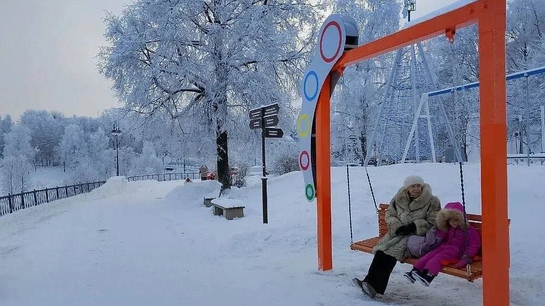 Главная картинка новости: Новое место для фото: на набережной Грина в Кирове появились манящие туристов качели