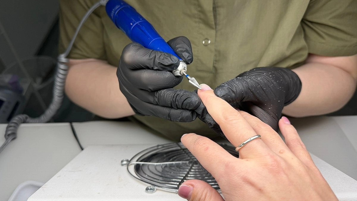 Тренды маникюра весны 2026: мастера назвали цвета, которые делают руки "богаче", чем у актеров на красной дорожке