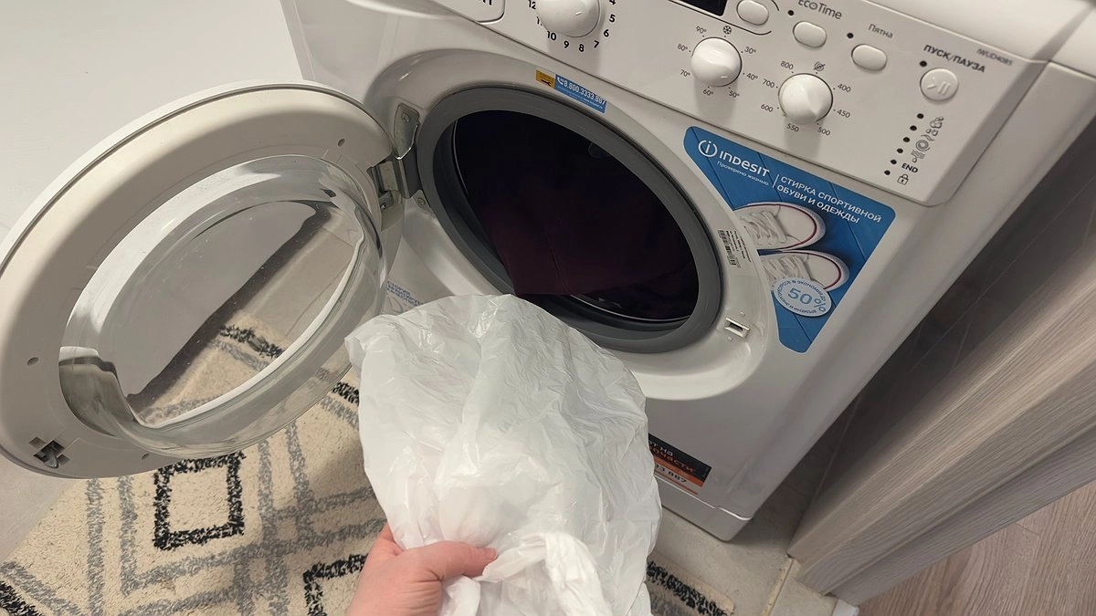 Главная картинка новости: Как обычный полиэтиленовый пакет помогает быстро собрать пыль в доме: простой приём профессиональных клинеров