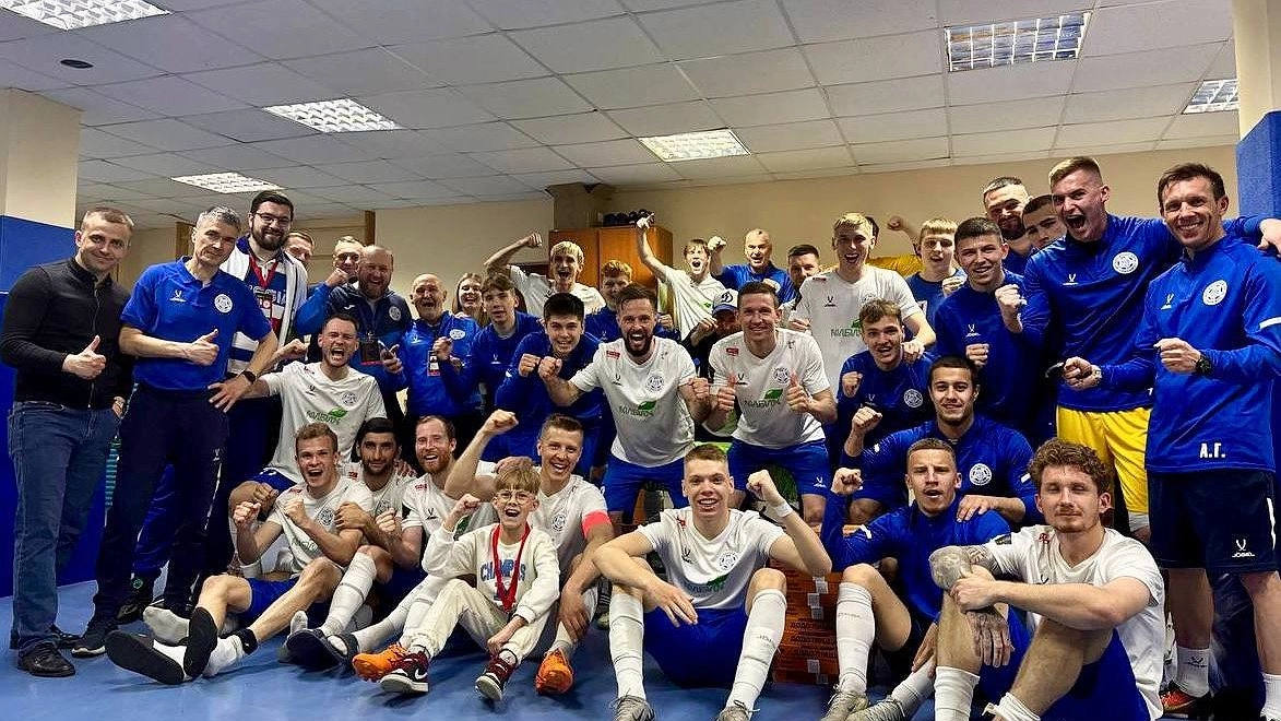 Главная картинка новости: Кировское "Динамо" разгромило команду из Владивостока и закрепилась на третьем месте в лиге