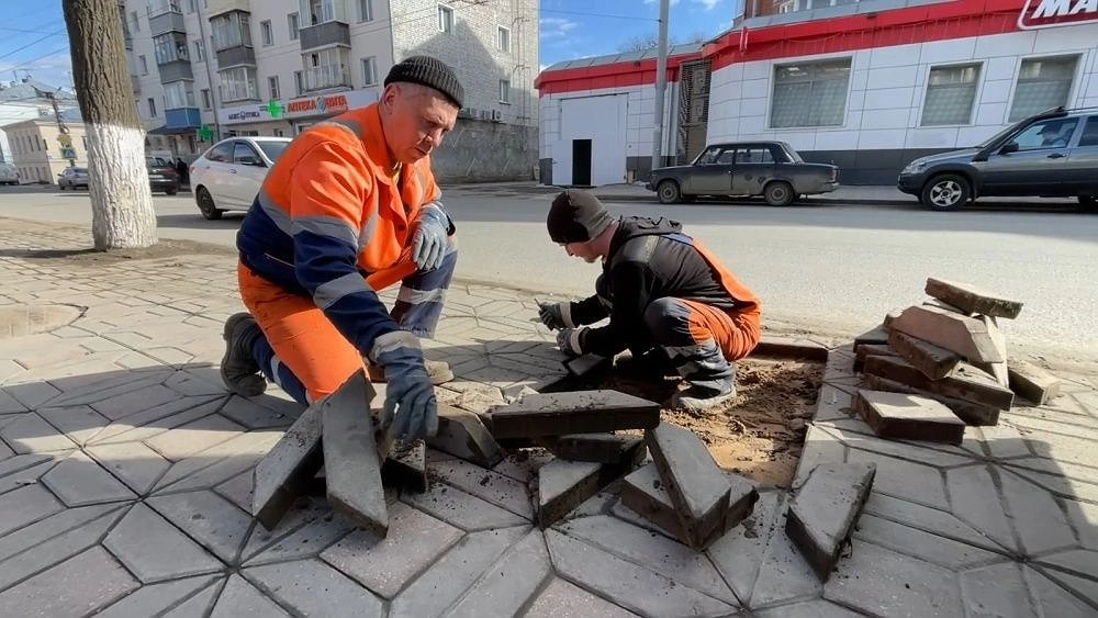 В Кирове восстанавливают брусчатку на тротуарах