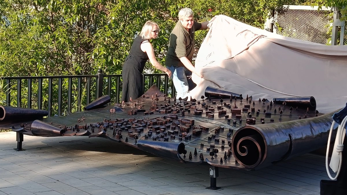 Стальная карта Белой Холуницы: новый арт-объект украсил набережную