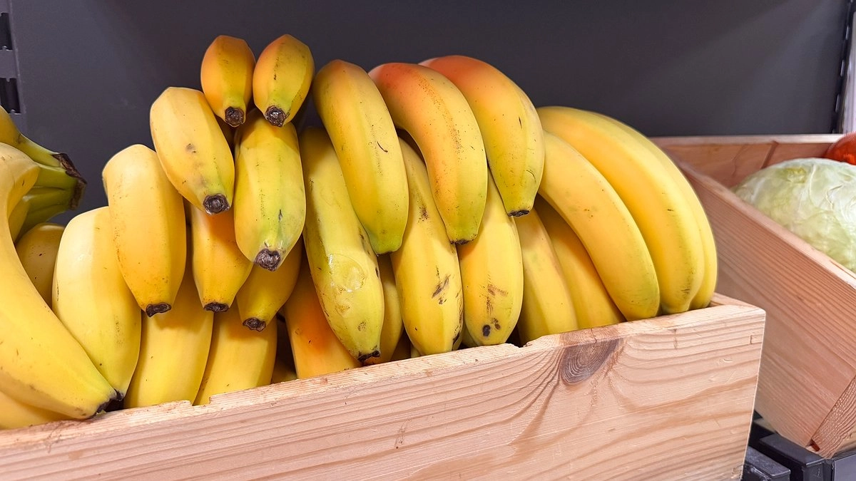 Главная картинка новости: Пенсионерка в магазине научила, как выбирать бананы: я 40 лет делала это неправильно - все внимание на 1 деталь