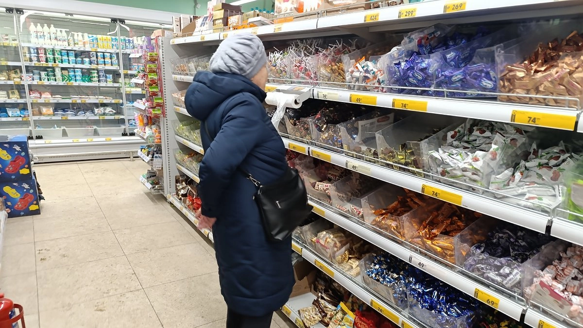 Бывшие сотрудники "Магнита" и "Пятерочки" рассказали, почему нельзя покупать конфеты на развес