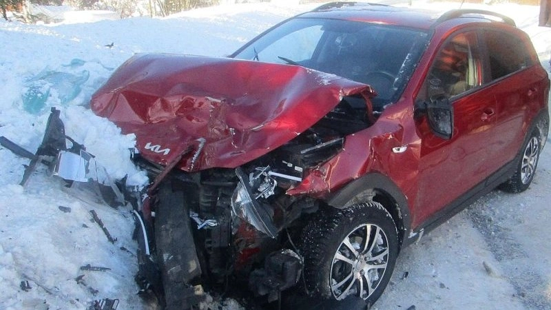 Женщина на Киа въехала в сугроб после ДТП с Нивой в Слободском