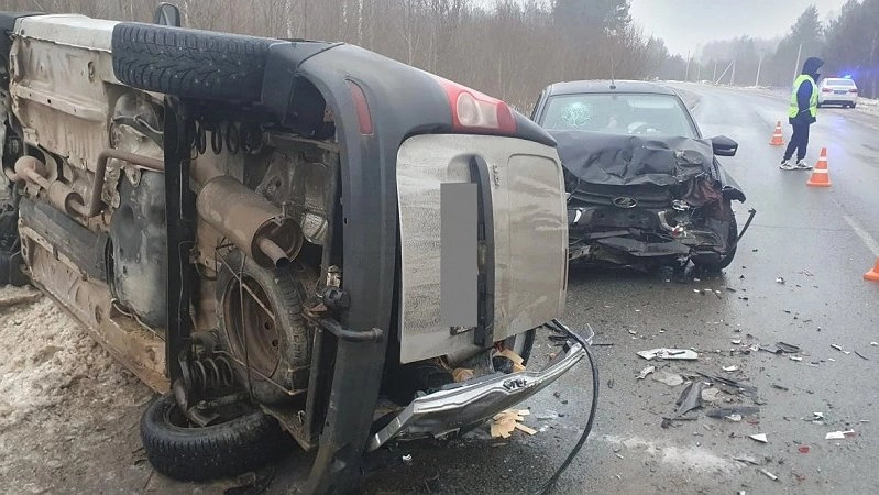 В Слободском районе после столкновения легковушка опрокинулась на бок: пострадали двое