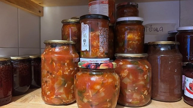 Садовод поделилась секретами идеального хранения домашних заготовок