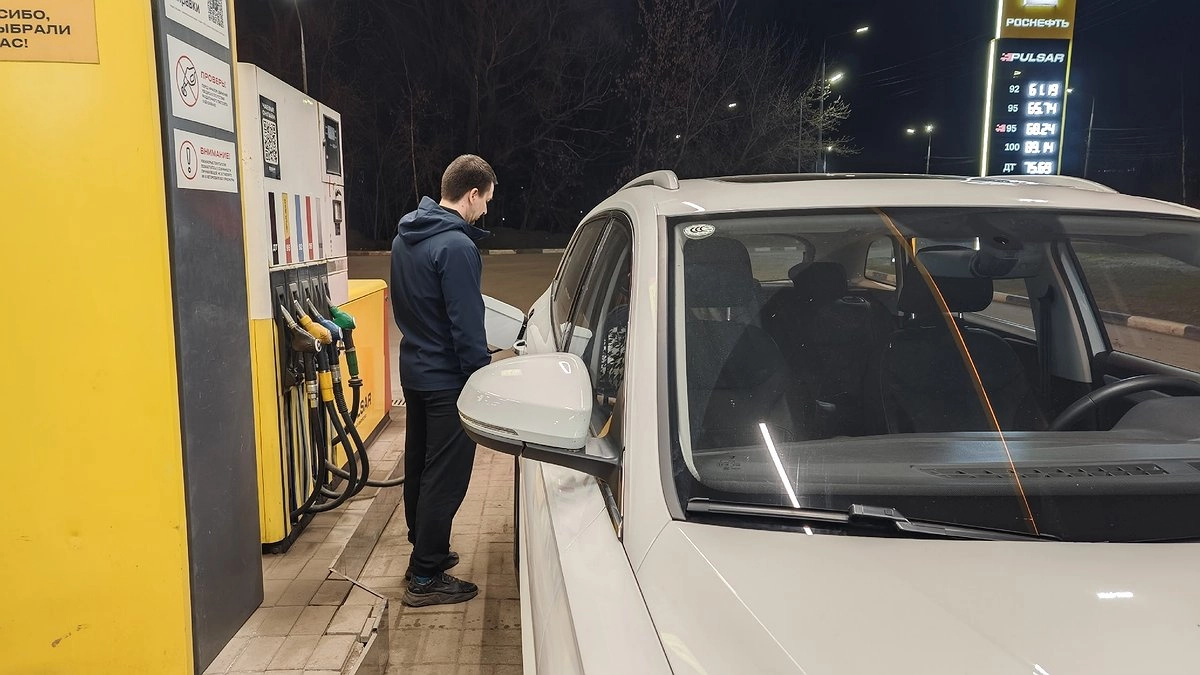 Машина поехала быстрее, а расход упал — правда ли фирменный бензин творит чудеса? Разбираем на практике