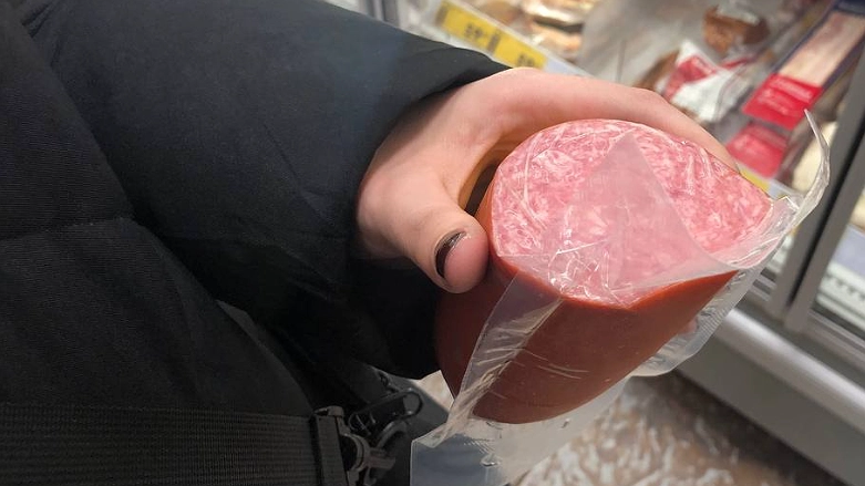 Подруга-продавец рассказала, зачем люди берут в «Светофоре» по 10-20 палок колбасы и по 20 кг сосисок