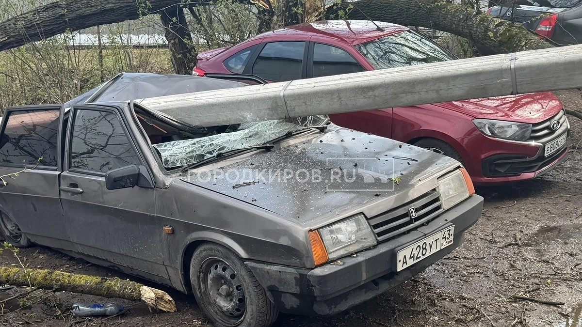 Ураган в Кирове раздавил машины и покалечил людей