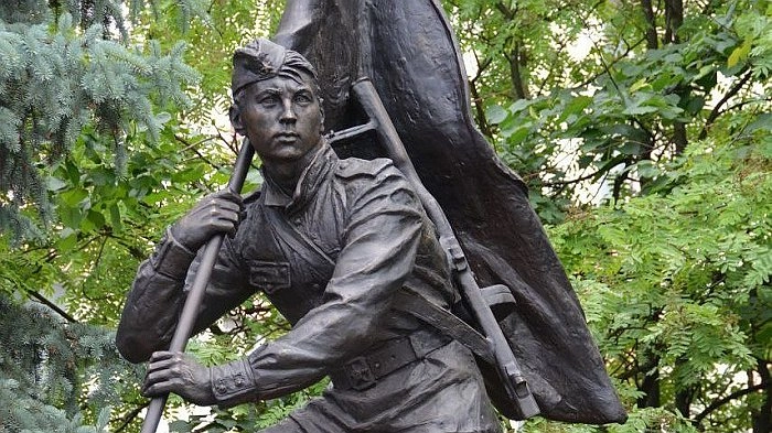 В Слободском открыли памятник знаменосцу Победы Григорию Булатову