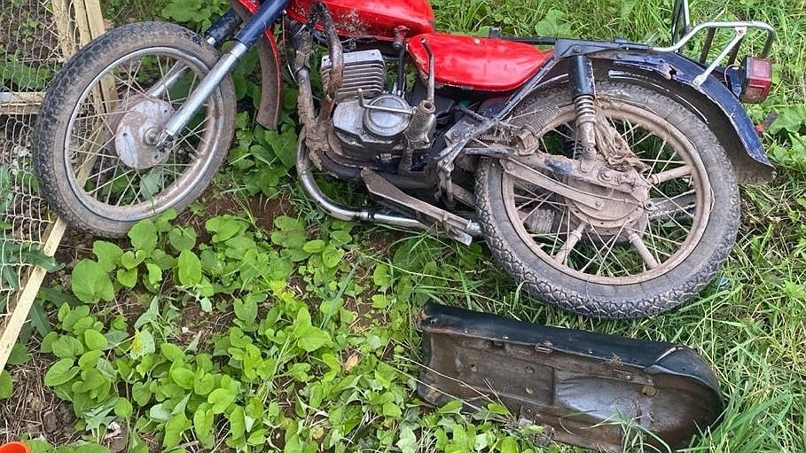 В Вахрушах 24-летний бесправник на мотоцикле не справился с управлением и наехал на препятствие