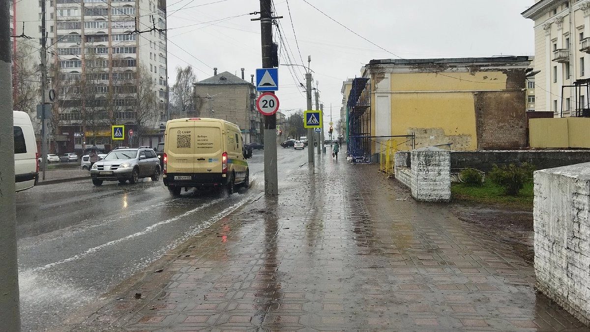 Глава администрации Кирова призвал срочно очищать ливневки из-за продолжительного дождя