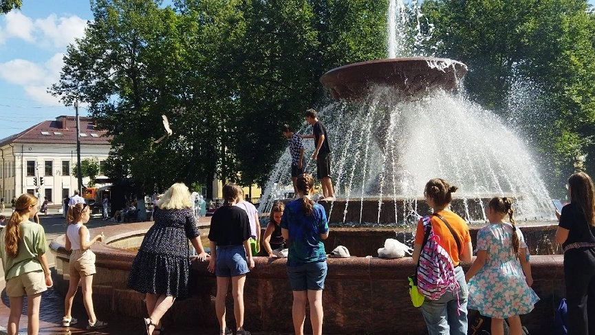 В Кирове отремонтируют протекающий фонтан на Театральной площади