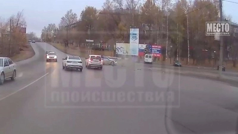 В Нововятском районе патрульный автомобиль столкнулся с кроссовером