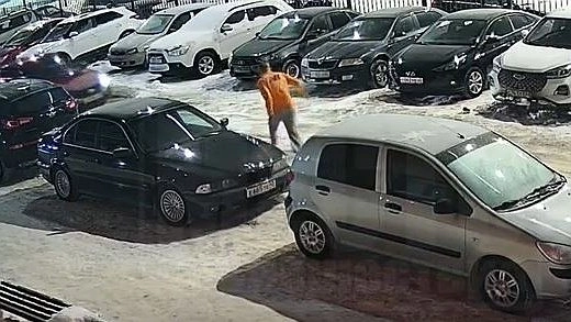 Видео с убегающим в носках  от гаишников ловеласом из Кирова разлетелось по России