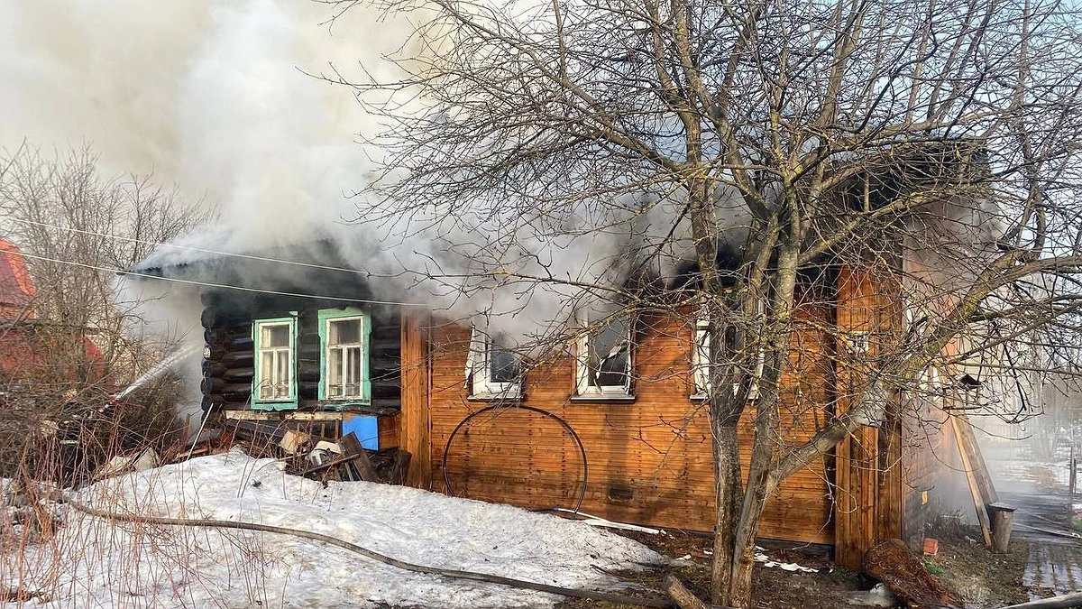 При пожаре в доме в Котельниче погибли квартиросъемщица и два ее гостя