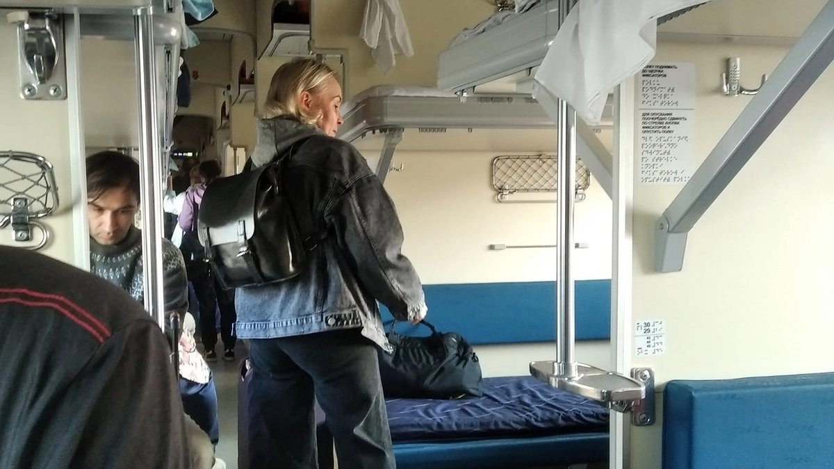 Главная картинка новости: "Весь вагон не спал из-за неё": 7 типов пассажиров поездов, которых проводники и попутчики ненавидят всей душой