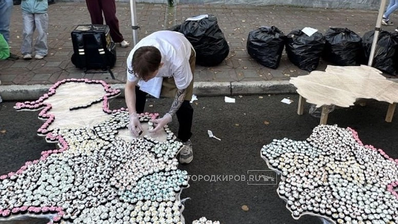 Гигантскую карту из роллов выложили в центре Кирова