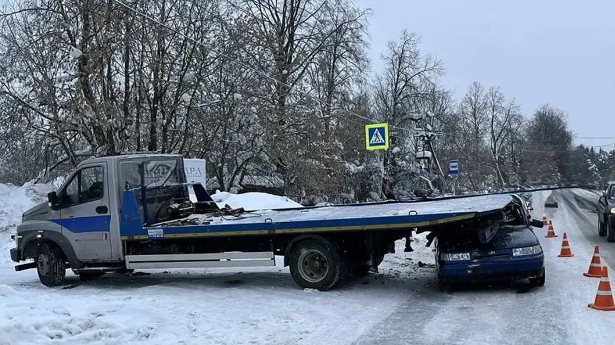 В Кирове женщина на Жигулях на полном ходу влетела под эвакуатор и попала в больницу