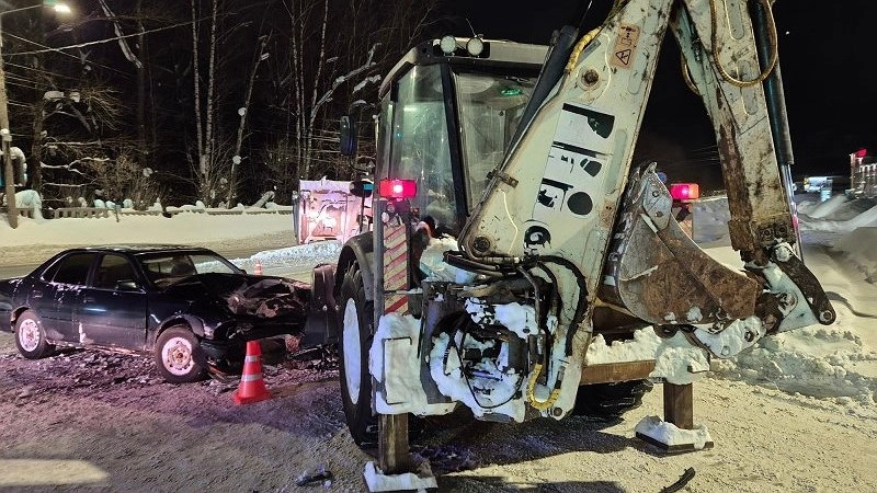 В Кирове Тойота Камри влетела в трактор после ДТП с другой иномаркой