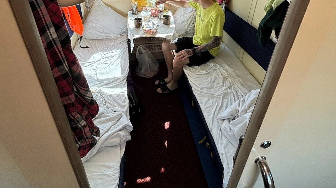 «Вы как бояре, а людям билетов не хватает»: покупаю все места в купе, когда еду с ребенком - а свекровь давит на совесть, говорит, что "не по-христиански"