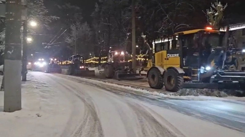 Почти 100 единиц техники устраняют последствия снегопада в Кирове