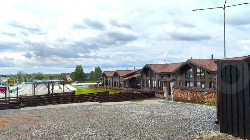 В Кирове продают два дома с участками за 45 миллионов рублей