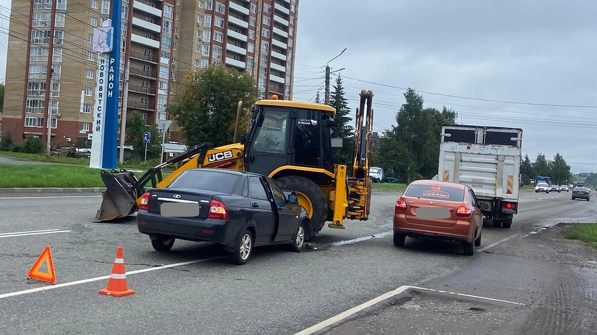 В Кирове на Ленина столкнулись ВАЗ и погрузчик: есть пострадавшие