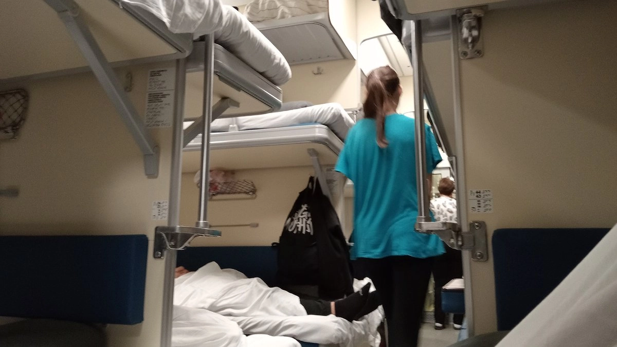 "Страшнее всего - мамочки из плацкарта": почему проводница после 10 лет на железной дороге решила уволиться - откровения в письме