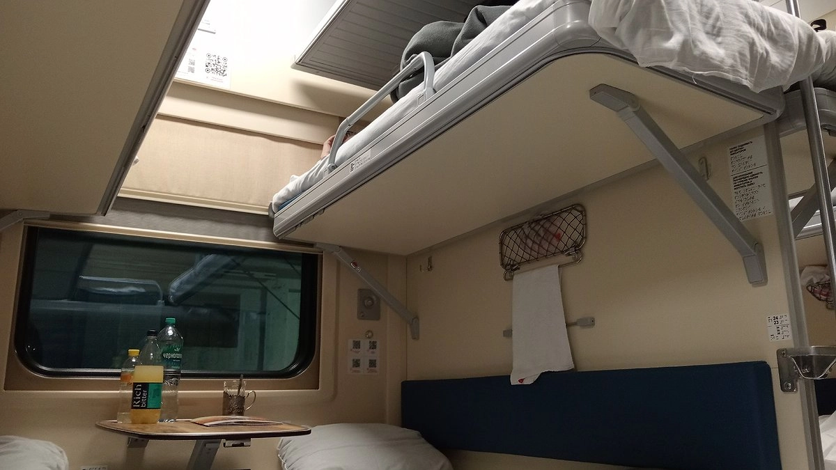 Почему вы сели есть в такую рань? - возмутились соседки по купе, которые не давали нам спать всю ночь