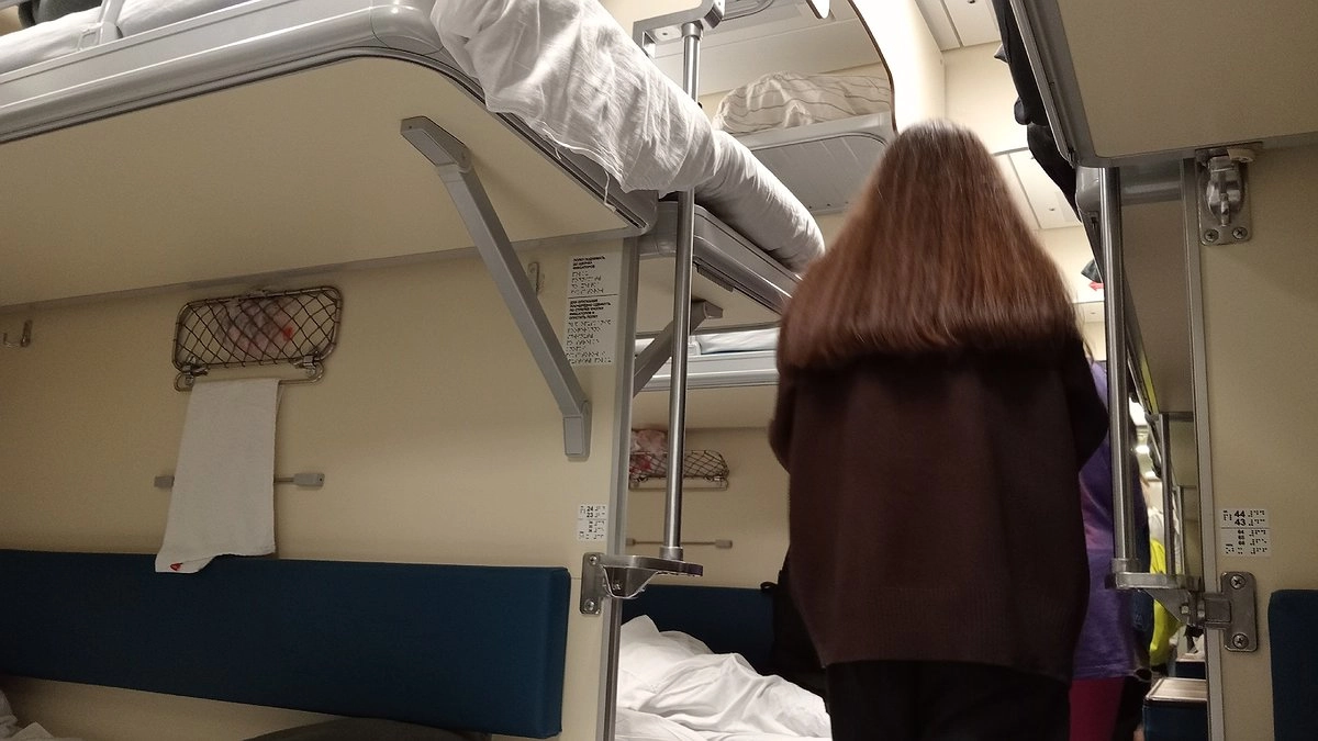 Девушка требовала нижнюю полку, ссылаясь на беременность. Всё изменилось после одного вопроса