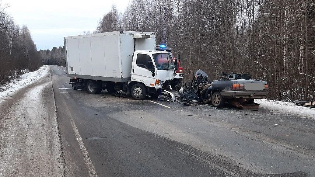 Главная картинка новости: На трассе Киров — Яранск в жутком столкновении трех машин погиб человек