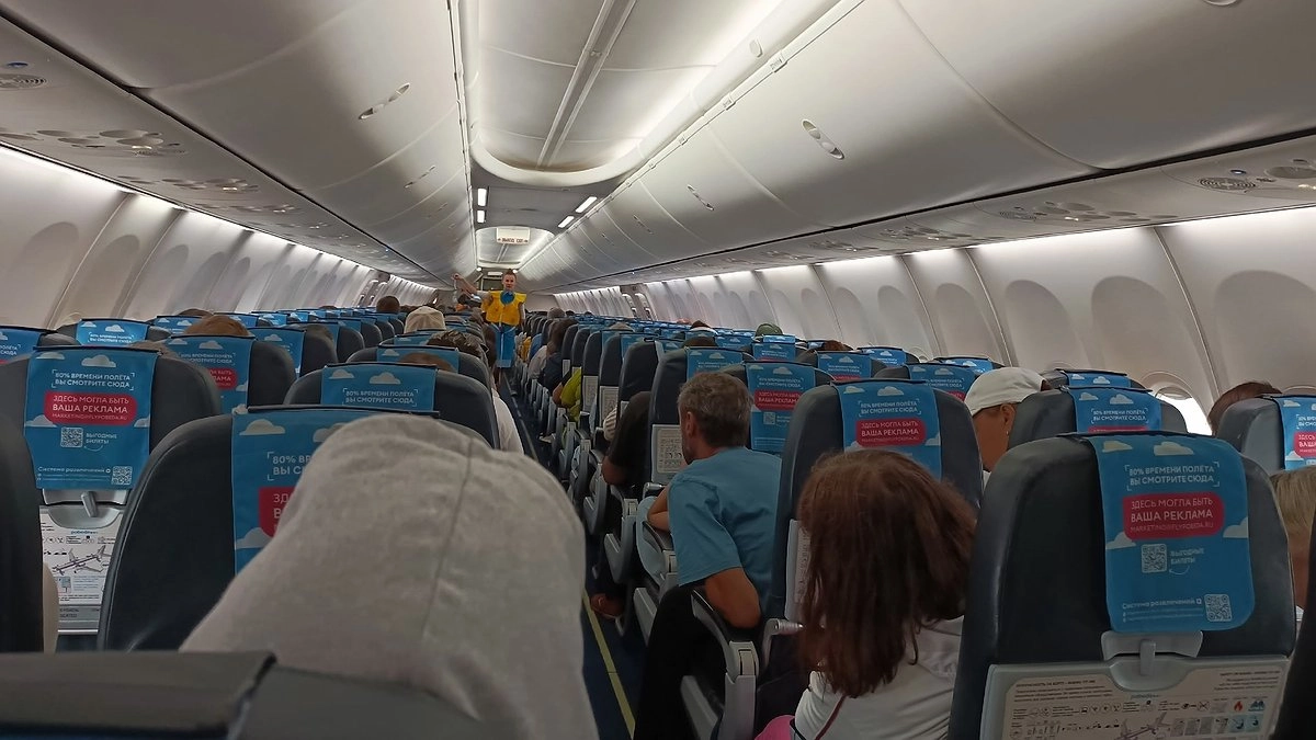 Летели в Сочи с чемоданами в салоне — реакция пассажиров превзошла все ожидания: рассказываем лайфхак