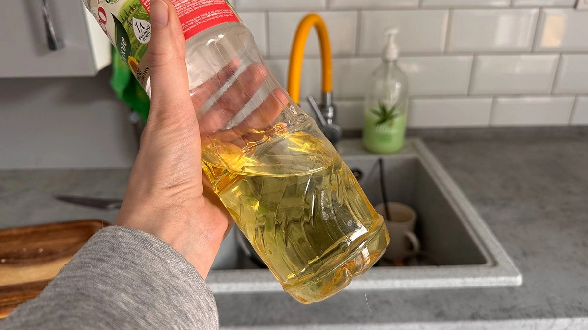 Главная картинка новости: 2 капли и 5 минут времени: простой тест на кухне покажет, не разбавили ли ваше подсолнечное масло водой и примесями