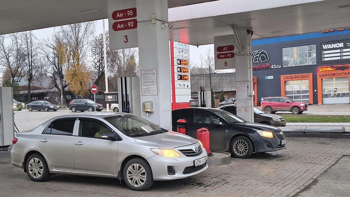 Чем 92-й бензин лучше АИ-95? Сотрудник заправки объяснил: дело не только в цене