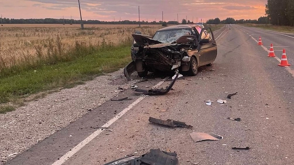 В Кировской области водитель "десятки" пострадал после столкновения с КАМАЗом