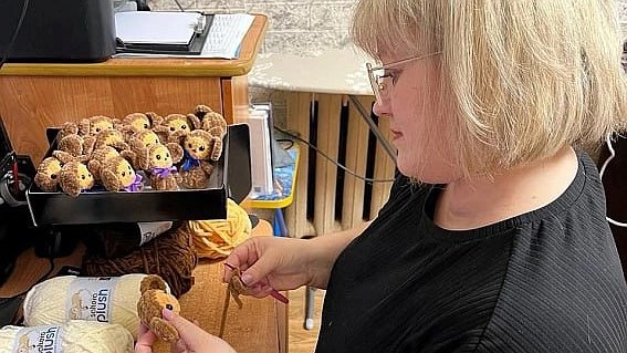 Учительница из Кировской области создает необычные обереги для бойцов