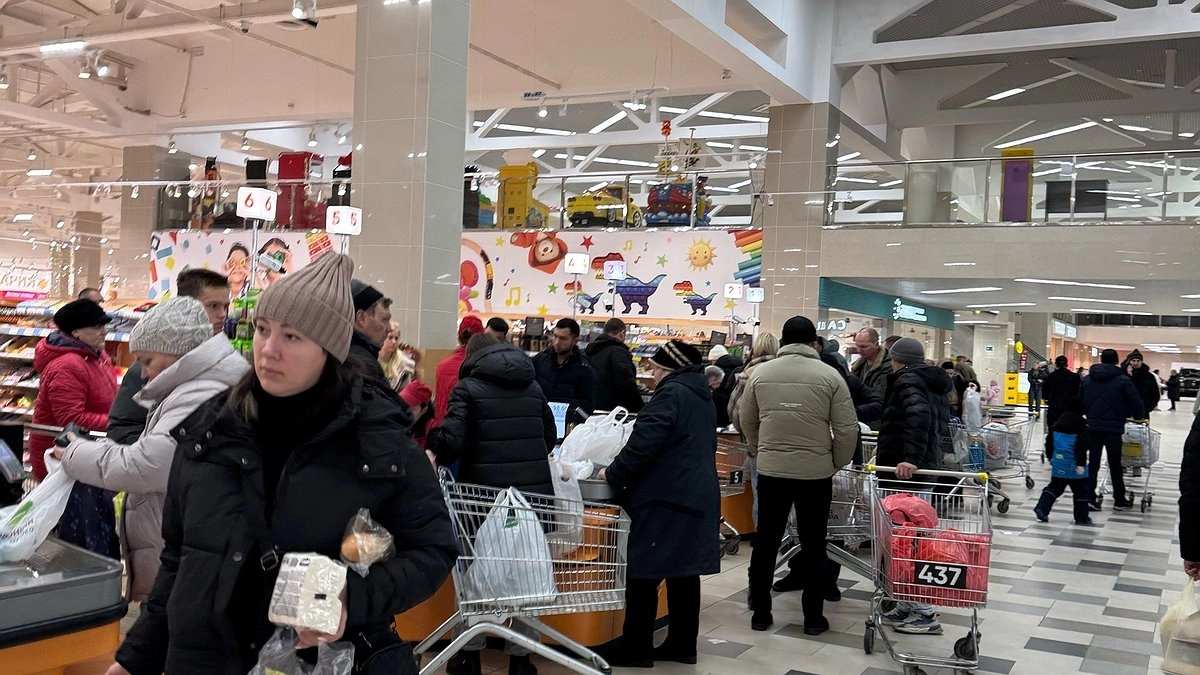 "Очередь рассосалась за минуту": уставший стоять на кассе магазина мужчина придумал лучший лайфхак - смело пользуйтесь