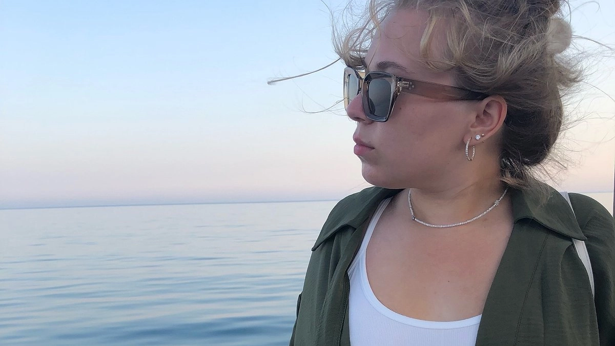 Курорт дорогого разочарования: море холодное, вип-места пустые, люди жмутся на тонкой полосе, еда по цене золота