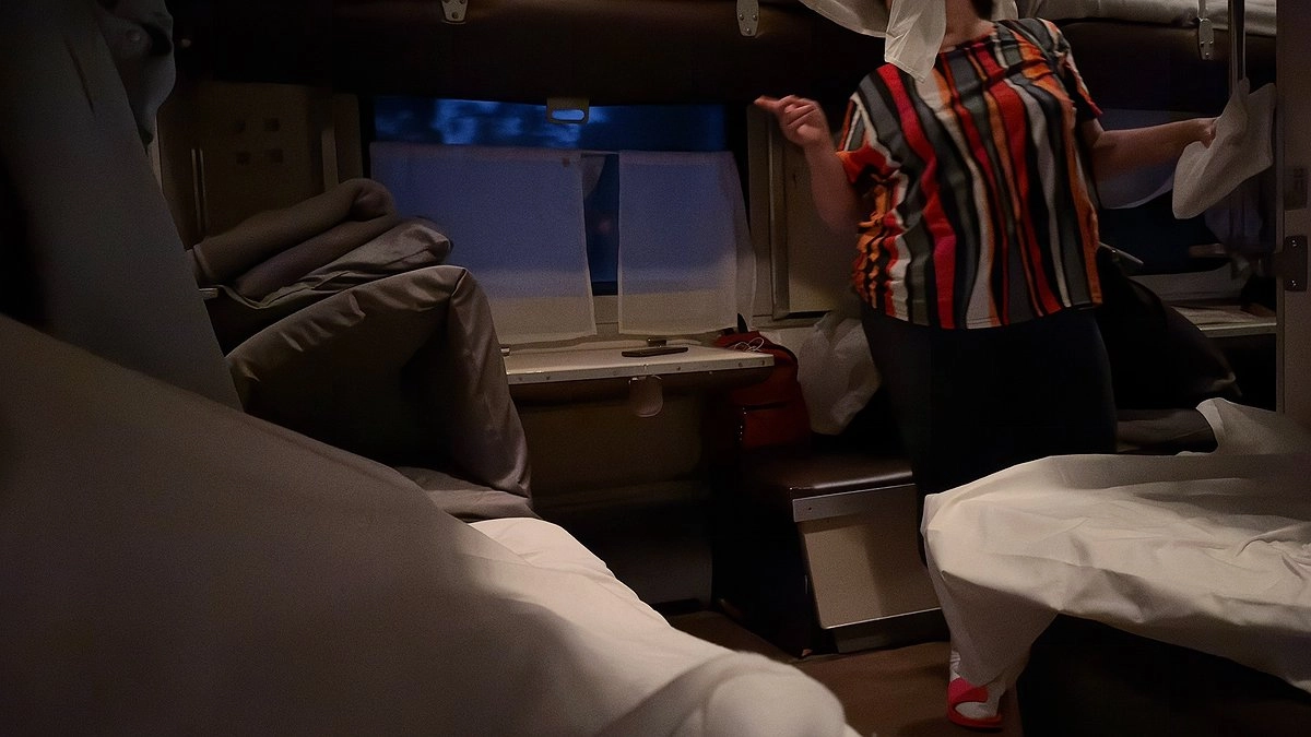 Борьба за нижние полки в поезде: мамочки придумали ловкий способ заставить пассажира уступить полку снизу - не ведитесь