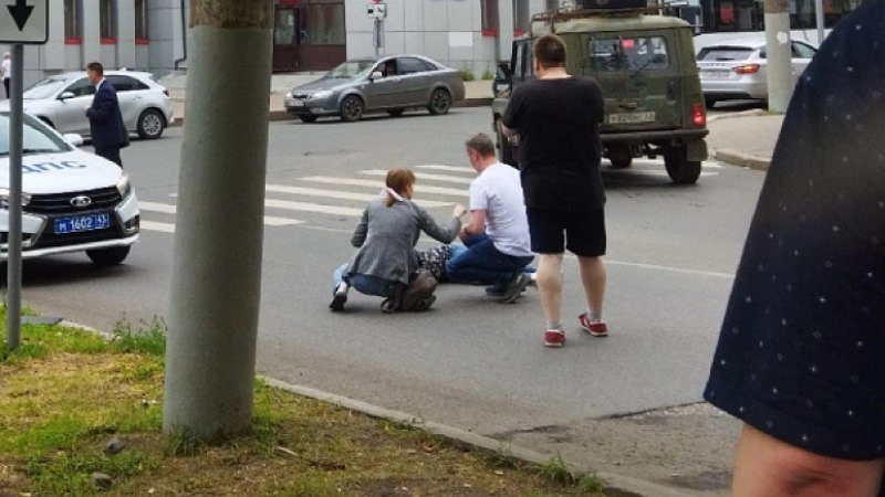 Пьяный дедушка на велосипеде вылетел под грузовик под Слободским
