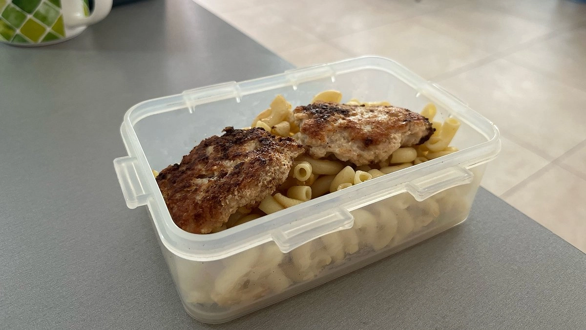 Кировчанам распродали котлеты из подозрительного мяса и рыбы