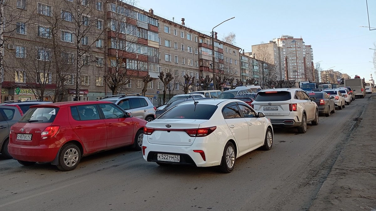В центре Кирова сузилось движение из-за коммунальной аварии
