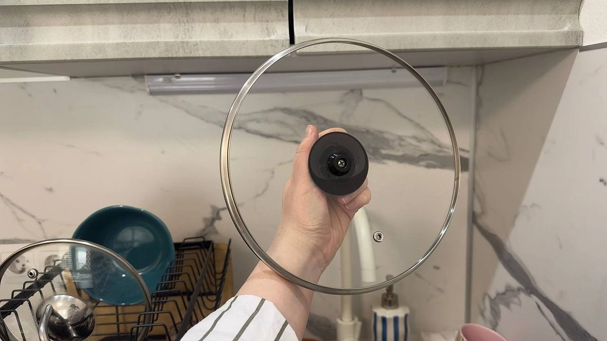 Добавляю 2 ложки и замачиваю - крышки снова сияют чистотой: без усилий и дорогих чистящих средств