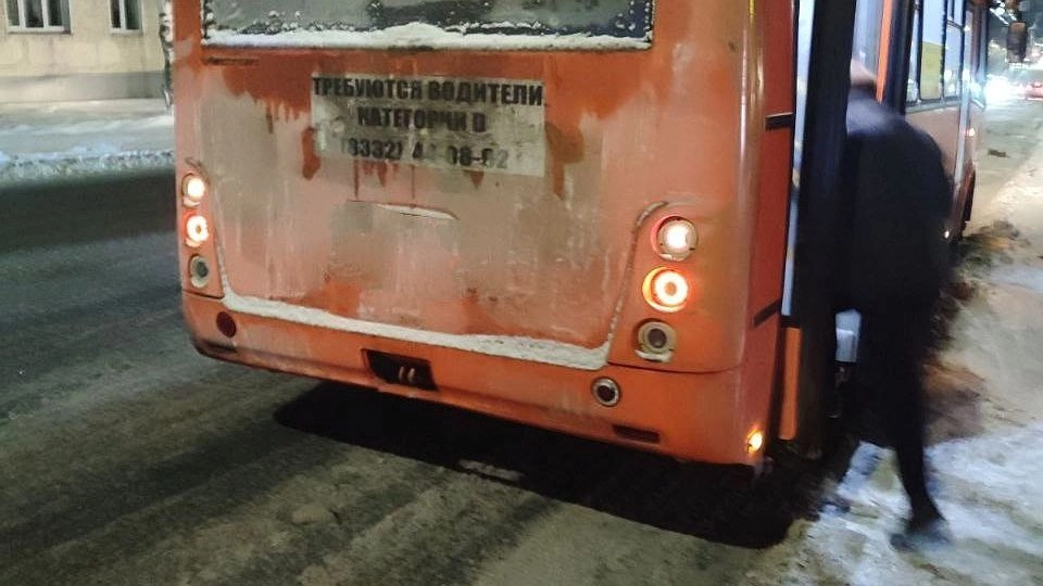 В Кирове загорелся автобус с пассажирами внутри