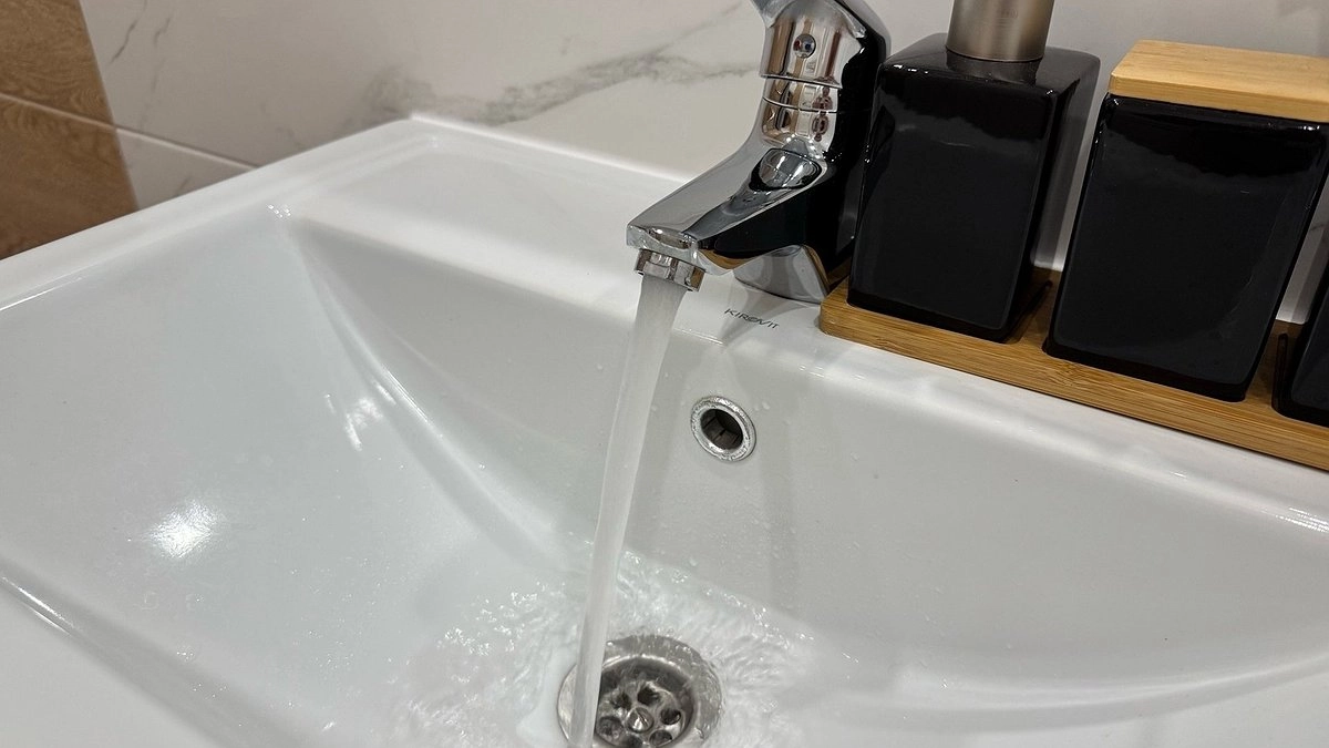 Главная картинка новости: Заливаю в слив стакан — и засор уносит со свистом: делаю так долгие годы — никаких проблем с вантузом