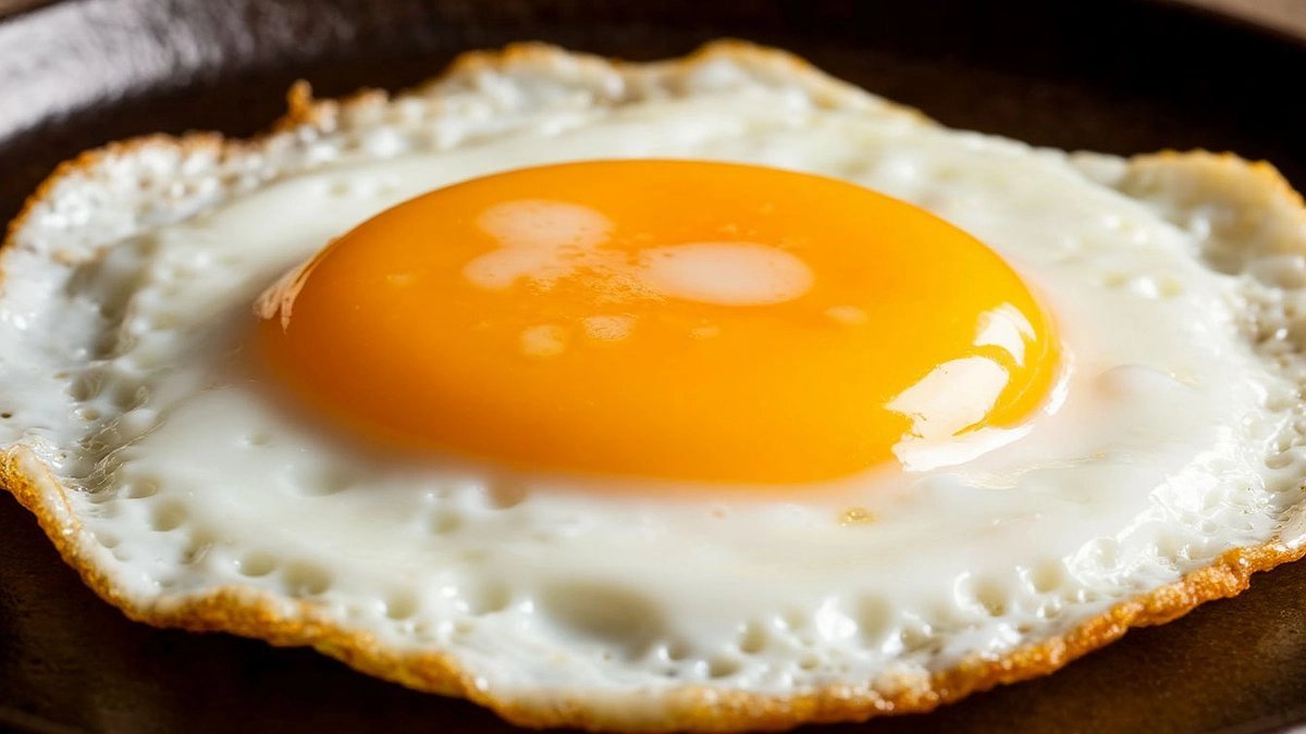 Яичницу на сковородке больше не жарю, беру простую кружку: получается в 2 раза вкуснее - жаль, что раньше не знала